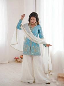 Conjunto de Kurti de Seda de Diseñador Fendi con Bordado de Lentejuelas, Palazzo y Elegante Dupatta – Ropa Étnica Festiva - Product Image 2