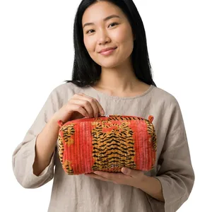 Pochette cosmétique tendance bohème en velours tigre, fermeture éclair durable, doublure imperméable, quatre poches latérales internes - Product Image 2