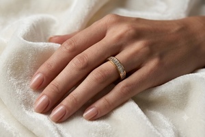 Bague Éternité en Or Jaune 14K avec Diamant Baguette de 1 Carat Cultivé en Laboratoire, Sertie en Canal, Personnalisable pour Mariage, Fiançailles, Anniversaire - Product Image 3