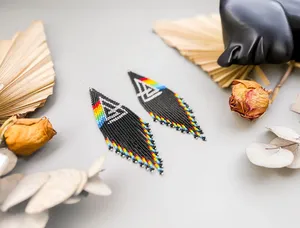 Pendientes de Flecos Triangulares con Cuentas Negras y Arcoíris, Estilo Boho, Coloridos, Geométricos, en Oferta - Product Image 2