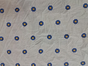 Tela de Algodón Blanco Puro al por Mayor con Motivos Florales de Lunares Azules y Amarillos y Bordado Schiffli para Prendas de Diseñador - Product Image 2