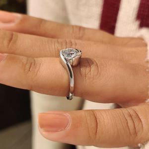 Anillo Solitario de Diamante Tallado Portugués con Banda Cruzada de Tallo Dividido, Oro Sólido, Anillo de Compromiso Moderno y Elegante, Regalo de Lujo - Product Image 2