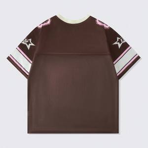 Camiseta de Fútbol Americano para Hombre, Estilo Varsity Y2K, Color Marrón y Rosa, Malla Gruesa de 240 g/m², con Número Gráfico, Cuello en V, Ropa Urbana, Personalizable, OEM, al por Mayor - Product Image 2
