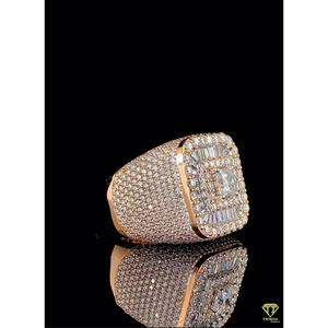 Bague pour homme en or jaune, style Hip Hop, sertie de diamants de laboratoire, avec pierre centrale taille princesse et halo de baguettes - Product Image 5