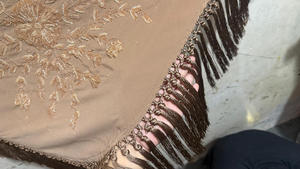 Chal Triangular con Bordado Floral en Tono Mocha Marrón para Mujer, con Flecos Largos, Elegante para Ocasiones Especiales - Product Image 2