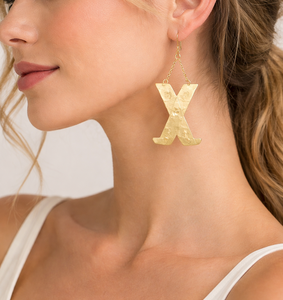 Boucles d'oreilles pendantes texturées en laiton en forme de X, faites à la main, finition dorée, revêtement anti-ternissement, pour un look audacieux en soirée - Product Image 6