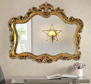 Espejo de Pared Veneciano de Inspiración Antigua con Bordes de Vidrio Grabados a Mano y Elegancia Europea Atemporal - Product Image 1