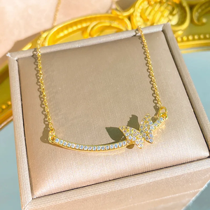Collar de mariposa para mujer en acero inoxidable 304 con baño de oro de 0.03µm de espesor con incrustaciones de circonita en cadena de cable. - Product Image 6