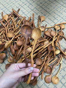 Fourchette en bois artisanale à manche ondulé avec trou - Ustensile de service en bois pour salade - Cuillère de cuisine - CARYLN - Product Image 4