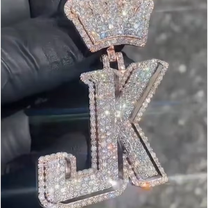 Colgante de Moissanita Personalizado con Corona y Letra Inicial 3D, Dos Tonos, VVS, Plata S925, Oro Rosa - Product Image 1