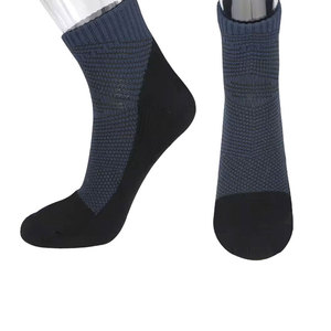 Calcetines diarios para hombre, cómodos y de estilo clásico, con tela de algodón resistente, para negocios, deportes y uso casual. - Product Image 1