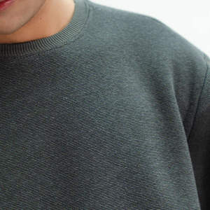 เสื้อฮู้ดผู้ชายทรงโอเวอร์ไซส์ สีพื้น ผ้าถักเนื้อฝ้าย สวมใส่สบายในฤดูหนาว ดีไซน์สั่งทำพิเศษ มีกระเป๋า คุณภาพสูง - Product Image 5