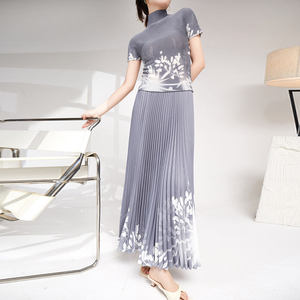 Ensemble jupe plissée décontractée longueur cheville et haut à manches courtes pour femme, motif floral personnalisé, printemps/été - Product Image 4