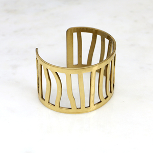 Bracelet manchette en laiton fait main - Manchette large ajourée au design architectural - Bijou manchette ouverte géométrique doré - Cadeau pour elle - Product Image 1