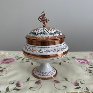 Couvercle de sucrier de haute qualité blanc et plaqué cuivre, pot à bonbons sur piédestal à motifs floraux peints à la main, collection de vaisselle haut de gamme, cadeau - Product Image 2