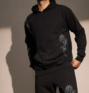 เสื้อฮู้ดดี้สีดำพิมพ์ลายวินเทจทรงโอเวอร์ไซส์สำหรับผู้ชาย ผ้าฟลีซพรีเมียม สวมใส่สบาย สไตล์สตรีทแวร์  รักษาสิ่งแวดล้อม น้ำหนัก 360 กรัม เหมาะสำหรับฤดูหนาว - Product Image 1