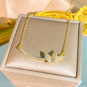 Collar de mariposa para mujer en acero inoxidable 304 con baño de oro de 0.03µm de espesor con incrustaciones de circonita en cadena de cable. - Product Image 3