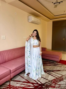 ผ้าจอร์เจตต์เนื้อนุ่มสำหรับชุด RTW ดีไซน์หรูหรา ลายดอกไม้พิมพ์ลายด้วยมือ ความยาวระดับข้อเท้า ชุดเลเฮนกาโชลีแบบกลับด้านได้สำหรับงานแต่งงาน สไตล์อินเดีย - Product Image 2