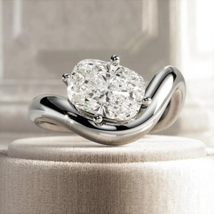 Anillo Solitario Audaz con Diamante Cultivado en Laboratorio de Corte Cojín y Banda Curva Trenzada Única, en Oro de 14k Amarillo, Blanco y Rosa, de Moda para Boda - Product Image 3