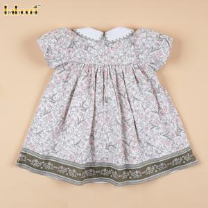 DR4520 – Robe smockée vintage à motifs floraux avec bordure décorative - Product Image 6