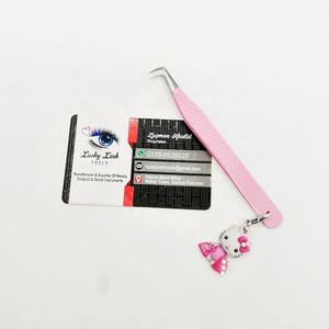 Pince à cils en acier inoxydable avec revêtement de couleur personnalisée Diamond Grip Volume Tip Heart Graved Kitty Charm Sustainable Private Logo - Product Image 3