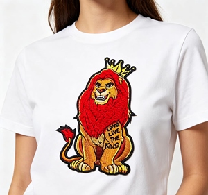 Badge de luxe personnalisé brodé en chenille avec motif lion et couronne pour vêtements de mode, streetwear et vestes - Product Image 1