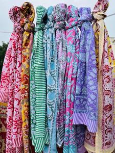 Pareo de algodón con estampado étnico hecho a mano, ligero y suave, perfecto para la piscina, la playa, vacaciones o el verano. - Product Image 3