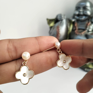 Boucles d'oreilles clous en perles d'eau douce, bijoux en nacre en forme de fleur, plaqué or, vente en gros, fabricant, fournisseur en vrac - Product Image 3