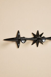 Crochets muraux rustiques en fer noir au design vintage pour la décoration murale de couloir ou de cuisine sur le thème de la ferme - Product Image 6