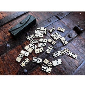 Jeu de dominos rectangulaires double six en os organique, artisanal et écologique, jeu de table familial traditionnel - Product Image 1