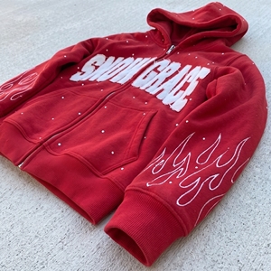 Sudadera con capucha roja Snow Grace, con cremallera, forro polar, detalles de pedrería y mangas con estampado de llamas - Product Image 5