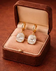 Pendientes Colgantes con Diamante Cultivado en Laboratorio de 4.00Ct, Corte Cojín, EF/VS1, Oro Amarillo de 14K - Product Image 4
