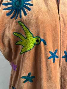 Robe en velours sérigraphié style Suzani, veste de festival bohème, motif floral et oiseaux, vêtement d'extérieur 100% coton, longueur intégrale, fermeture à cordon - Product Image 5