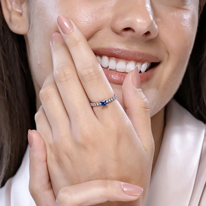 Bague solitaire carrée en or massif 14 carats avec saphir et accents de diamants, bijoux fins faits à la main, personnalisés, bague de fiançailles et de mariage - Product Image 4