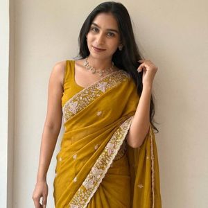 Sari en Georgette Pure Star Premium avec broderie de sequins C-Pallu et bordure ajourée, avec chemisier, prix de gros par Royal Export - Product Image 4