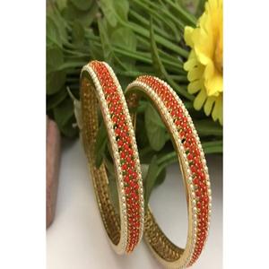 Atractivas pulseras de latón chapado en oro de primera calidad con perlas auténticas, juego de dos, para bodas/eventos, para mujer. - Product Image 1