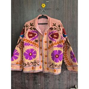 Abrigo Reversible Acolchado de Terciopelo Transpirable con Bordado Suzani, Chaqueta Bohemia Hecha a Mano, Prenda de Invierno de Lujo para Mujer - Product Image 4