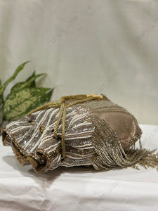 Sac Potli à franges couleur champagne doré avec rideau de perles superposées et lien en corde, accessoire de soirée festif - Product Image 2