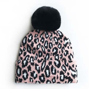 Gorro de invierno personalizable de punto acanalado acrílico con estampado de leopardo jacquard, pompón de piel sintética y puño plegado, ajuste elástico, venta al por mayor - Product Image 4