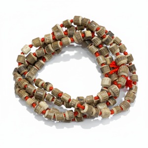 Rosario hindú hecho a mano de madera de Tulsi rugosa, 108 cuentas Japa Mala de 2 mm, caja de cuentas pequeñas, para oración, Pooja, mantra, canto, meditación, yoga - Product Image 1