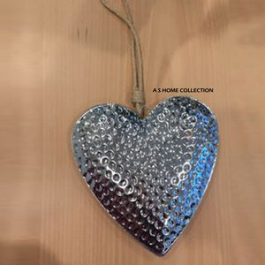 Adorno Navideño Colgante de Acero Inoxidable Hecho a Mano con Forma de Corazón Martillado, Regalo Decorativo para Fiestas - Product Image 1