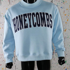 Sudadera HONEYCOMBS SKY BLUE con cuello alto, 100% azul, con apliques bordados, cuello ancho, hilos finos - Product Image 1