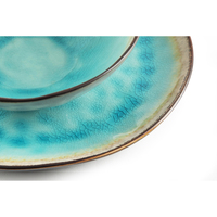 Service de vaisselle durable de 12 assiettes rondes en porcelaine bleu clair, minimaliste, peint à la main, glaçure réactive, fabriqué par Excelsa