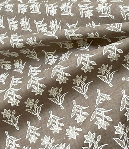 Tela de Algodón Estampada a Mano con Motivos Florales Marrones, Motivo de Flores Blancas, Textil Étnico Indio, Material para Vestidos - Product Image 1