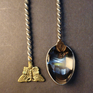 Juego de 2 Cucharas para Café y Postre con Diseño de Mariposa, con Ejes en Tono Plateado Retorcido y Motivos Chapados en Oro - Product Image 5