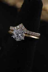 Bague de fiançailles en pierre naturelle taille brillant rond, or massif 18 carats, monture à griffes en or jaune, bande pavée, bijoux fins classiques unisexes - Product Image 2