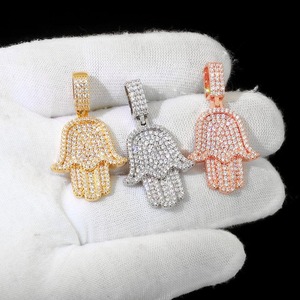 Collar de Lujo para Hombre con Colgante de Mano de Hamsa Chapado en Oro Rosa de Plata 925, Ligero, con Moissanita y Dijes Iced, Regalo Audaz - Product Image 1