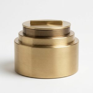 Portavelas de Latón Mate Hecho a Mano de 10.5 cm con Hombro Escalonado para Decoración del Hogar, Hoteles, Bodas y Centros de Mesa - Product Image 1