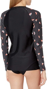 Vente en gros de rashguards pour femmes à manches courtes, sublimés, écologiques, 100% polyester, avec logo personnalisé - Product Image 4