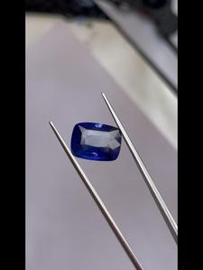 ไพลินสีน้ำเงินธรรมชาติ รับรองโดย GIA น้ำหนัก 5.46 กะรัต สีน้ำเงินเข้มพรีเมียม ความใสระดับเยี่ยม คุณภาพดีเยี่ยม สำหรับนักสะสม อัญมณีที่มีความเงางามสวยงาม - Product Image 4